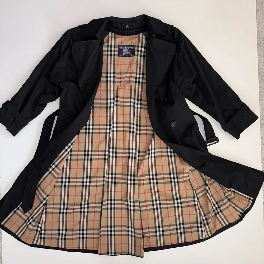 Burberry Black Trench Coat with Signature Beige Nova Check Lining - Picture 7 of 16